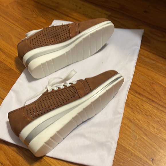 Brand new shoes- in great condition - Picture 2 of 2